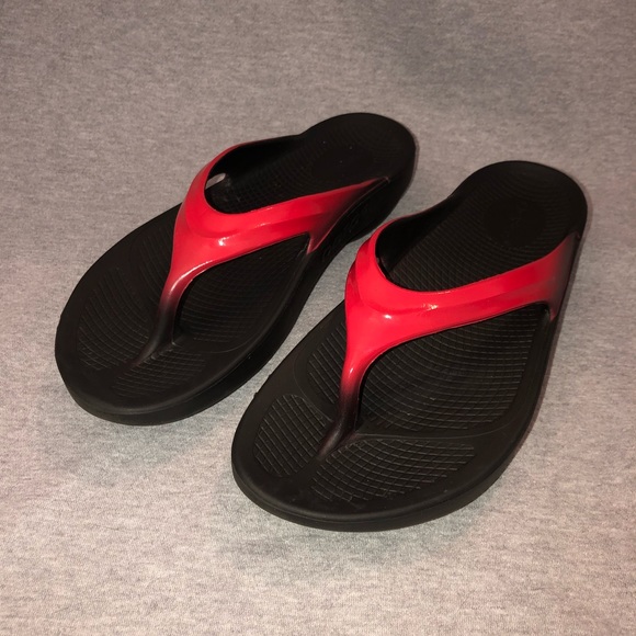 oofos recovery flip flops
